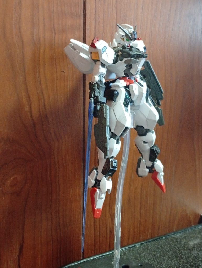 メインの武装は右腕に移植したビームサーベルとファラクトのライフルからパーツを切り詰めて作った専用銃です。