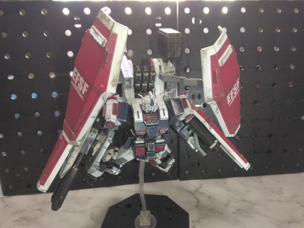 こんなに重装甲で武装モリモリなのに高機動なんてズルですよね。ジャズをかけながら戦う戦闘スタイルも当時見ていて、衝撃でした。