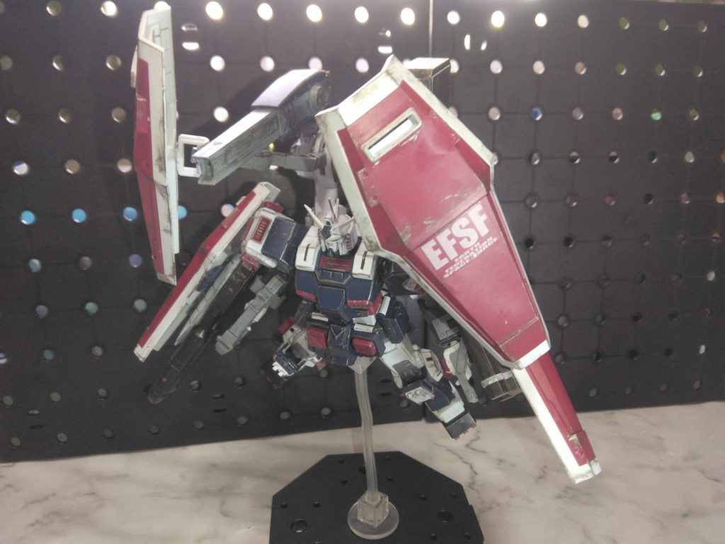 少し自分好みにウェザリングしていますが、シールドや装甲のエッジ部分にダメージ跡や金属擦れなどをつけています。