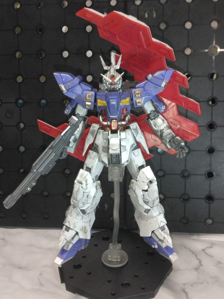 ムーンガンダム繋がりで、どことなくサザビーっぽさがある機体ですが、ガンダム顔になるとちゃんとガンダムに見えます。本家サザビーも顔と色を変えたらガンダムになるんだろうか?と疑問に思う。サイコプレートの形になぞってムーンガンダムですが、個人的な月のイメージでシルバーやガンメタで所々塗装しています。