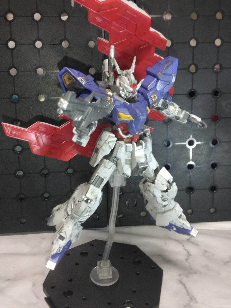 アクションポーズを付けようとすると意外と胴体と腰が干渉して思うようにポージングが出来ず、難点。