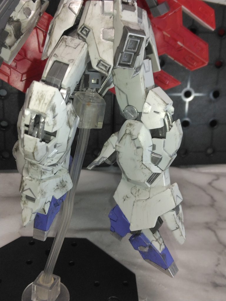 膝の引き出し部のパイプ部分をシルバーでちょこっと見えるように部分塗装。モールドや小さいパネルが多いのでちょい部分塗装が楽しい機体でした。