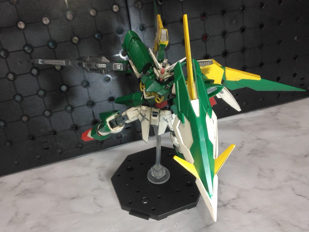 ガンダムWのOPっぽく。シールドを構えてもデカいから映えます。