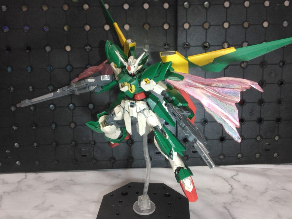 マントも左右対称になり両肩につきました。ヒロイックになりました。ショーケース内の整理をしないとポーズをつけられず棒立ちのままなので、ちゃんと台座や高さを付けられるスタンドを揃えて飾りたいと思う今日この頃…😅めちゃめちゃ好きな機体です。