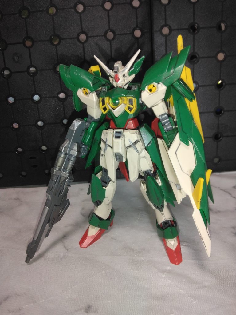本家フェニーチェの左右非対称とは違い改修後は左右対称の機体になりました。ゼロにならず、あえてウイングガンダムmk-2があったら…のコンセプトなのは流石ビルドシリーズだなと。全体的にトゲトゲしいイメージも本家フェニーチェとの変更点。ウイングゼロが一強だったけど、リナーシタの登場で個人的な好きランキングが曖昧になったのは良い思い出😅