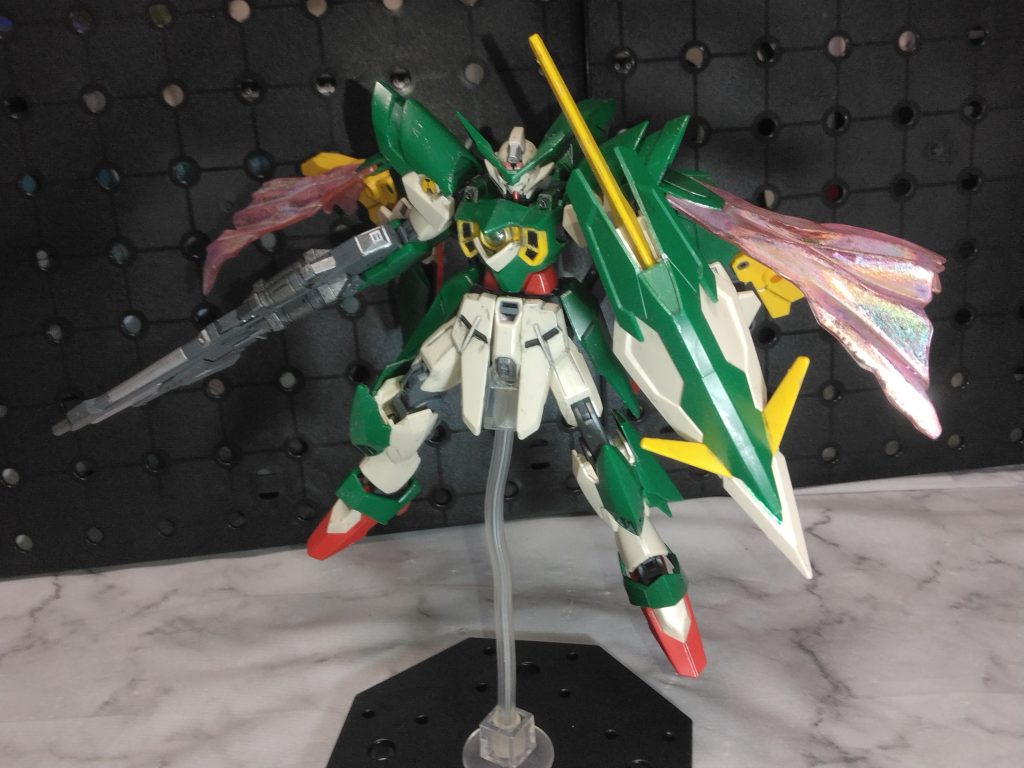 リナーシタと部分塗装は変わらず、メタロボ感を出せるように塗装してみました。相変わらずマントは2枚付き。