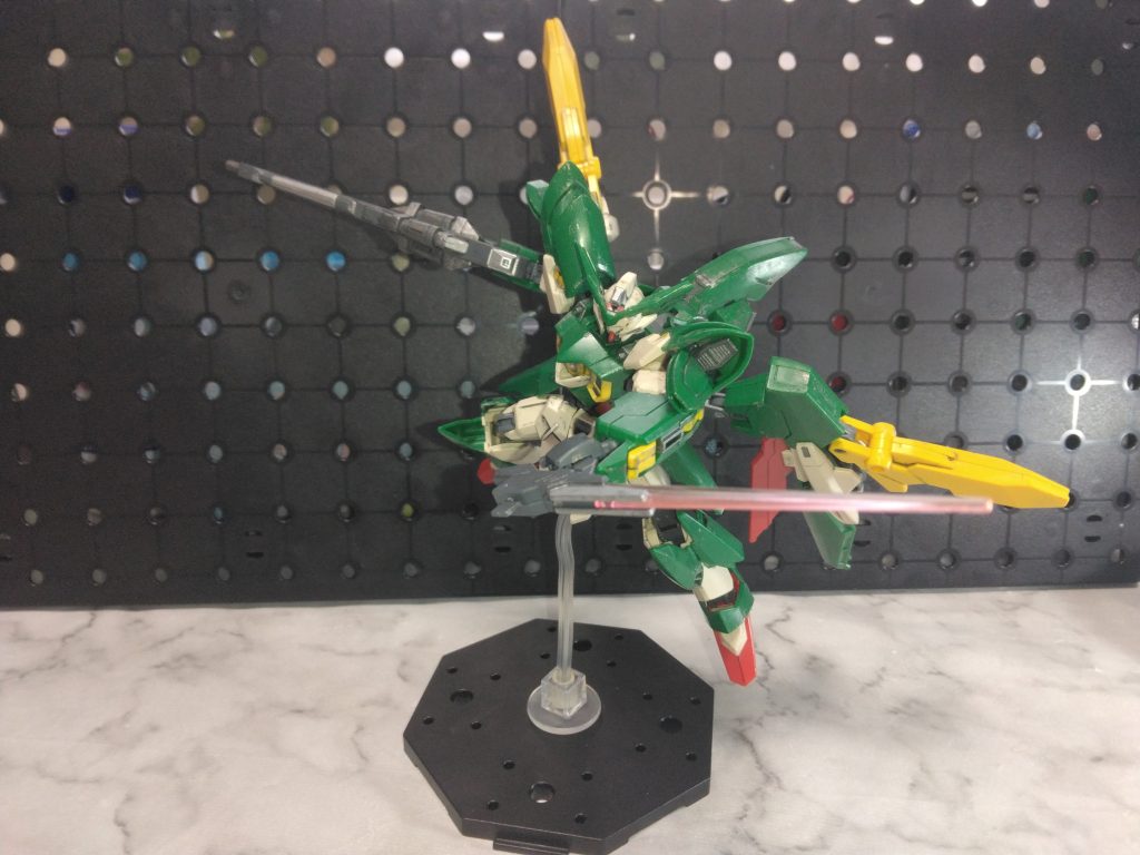 バスターライフル改から分離させてサーベル逆手持ち。