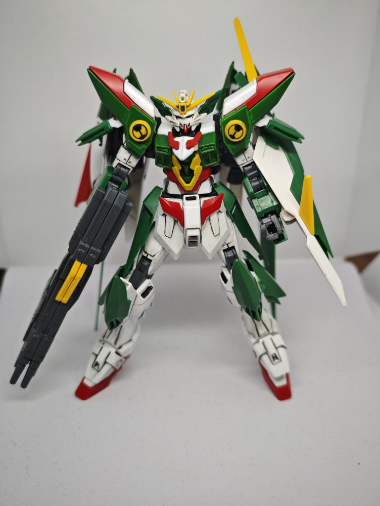 ｗガンダムゼロとゼロ炎、フェニーチェリナーシタをミキシングして作りました。頭部はフェニーチェにＷゼロのユニットアンテナを着けました。肩はＷゼロで腕はフェニーチェです。ボディと腰はゼロ炎、足はＷゼロを使っています。足先も曲がるようにゼロ炎を使いました。