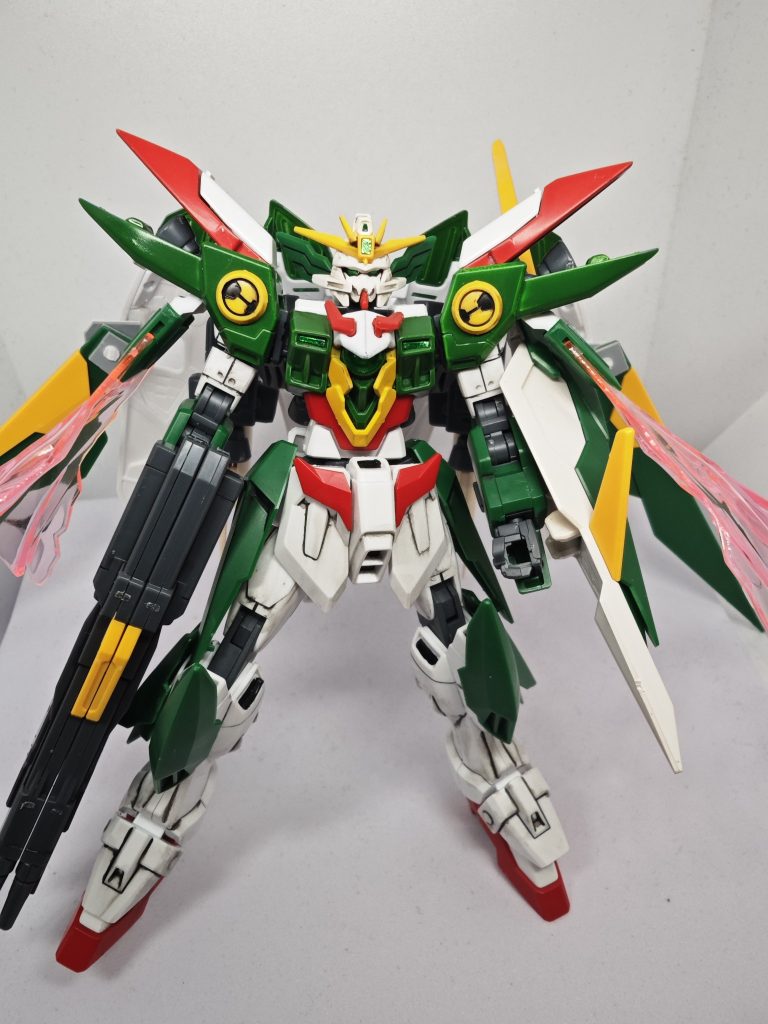 肩部バーニア展開およびビームマント展開状態です。Ｗゼロの肩部パーツの一部を切りフェニーチェのビームマント装備パーツを接着しました。