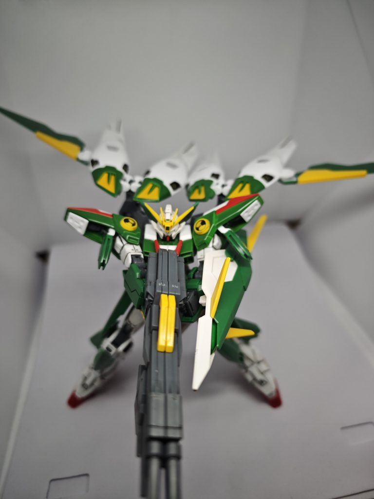 ツインバスターライフル発射ポーズです。シールドと一緒なので少し持ち辛かったですが何とか両手持ちにしました。