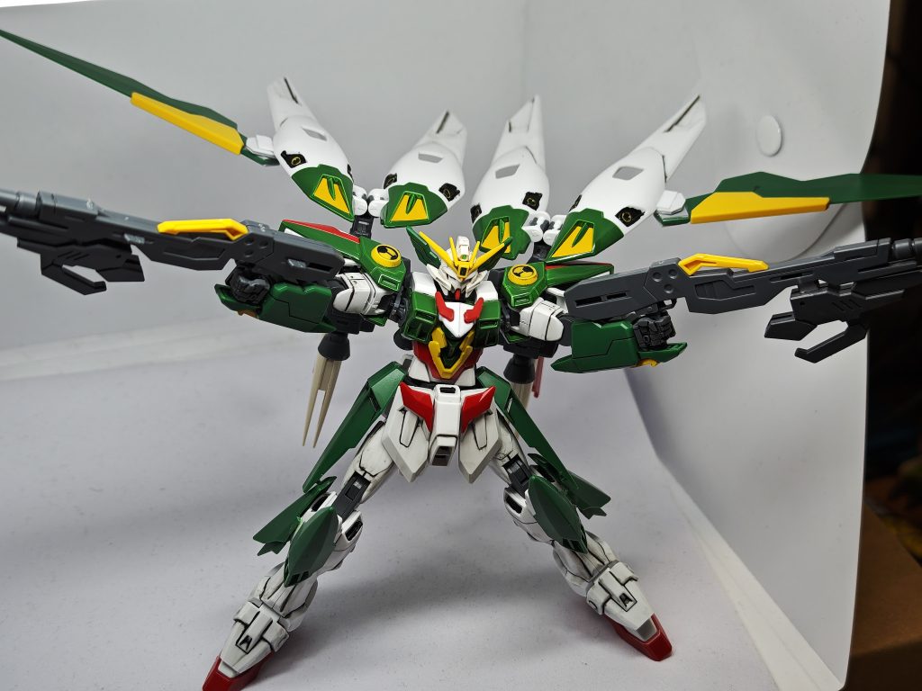 ローリングバスターライフルのポーズです。尚、ウィングは改造してありフェニーチェのウィングを取り付けより大型化しています。