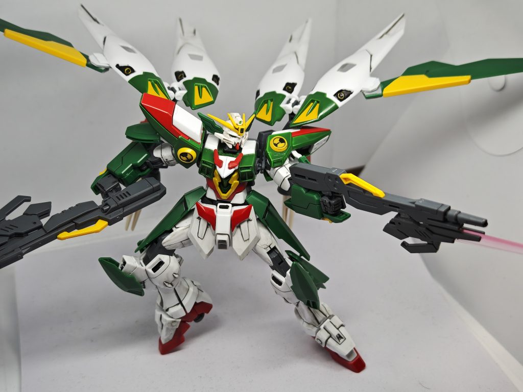 ツインバスターライフルにも改造がありフェニーチェのビームサーベルを装着しています。銃剣として使用可能ですのでツインバスターライフル装着時でも接近戦が可能です。