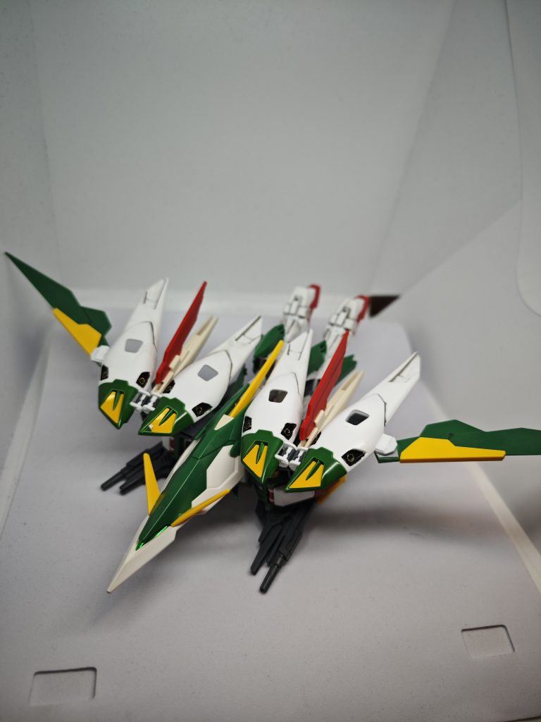 ネオバード形態です。フェニーチェのシールドを使ったＷゼロの変形といった感じです。ウィングバインダーにフェニーチェのウィングをバラシて接着しました。バスターライフルは手に持たせる変形です。