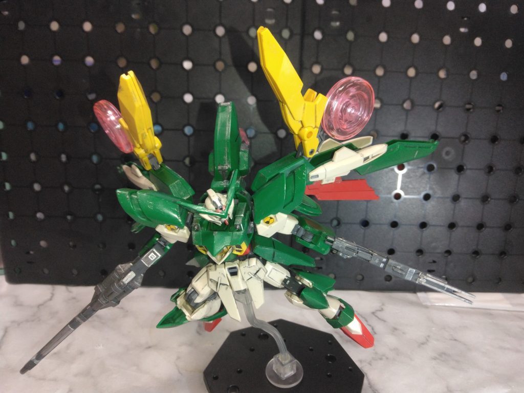 ビームタイヤエフェクトが付属しているので、エフェクトを付けてすれ違いざまにタイヤで切る?みたいな😅はたして使い勝手は良いのだろうか…ガンプラバトルでは、もしかして変則的な動きで強いのかも?