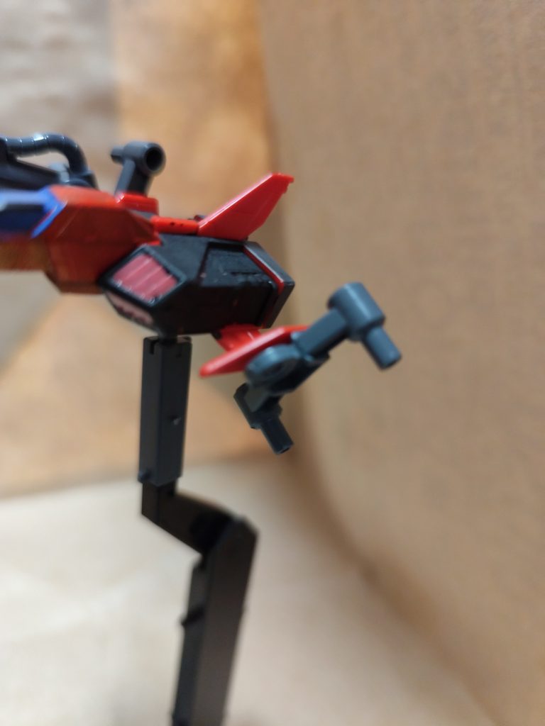 翼の両脇に、ジークアクス版ガンダムを参考にマルチウェポンベイを付けました。おまけ要素です。