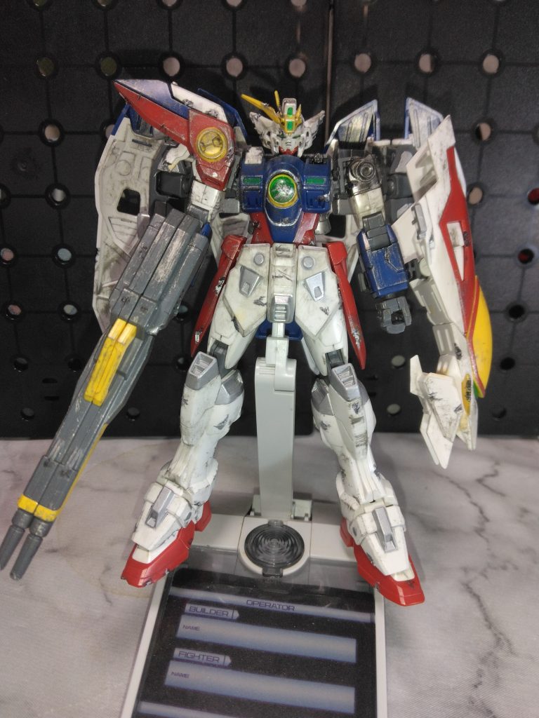 ウイングガンダム本編タイトル　｢最後の勝利者｣　ダメージverとは言ったものの、Blu-raybox版のイラストっぽいダメージ加工をしてみました。ヤスリやニッパーで傷をつけてみましたが、少々やり過ぎた感…