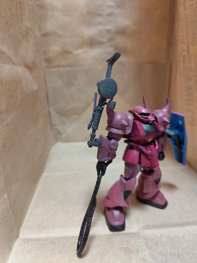 肩にマウントしようと思ったのですが、フィンガーバルカンの代わりにということで、取り回しを考えて、腕の位置に銃身が来るようにしています。