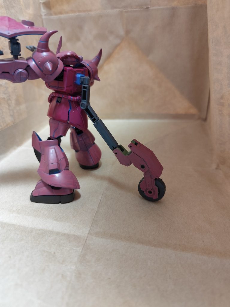 ジークアクス版ドムがホバー用に、ブースターを付けていたので、陸上である程度高速移動が取れるよう、タイヤ付きの加速ユニットを付けました。脚部スラスター＋タイヤでホバー移動よりもちょっと現実的。宇宙だと、コロニーの外壁を走る際使われるかも？（あんまりない展開）シュウジの回想ではシンプルなグフだったので、遊び心で作りました。