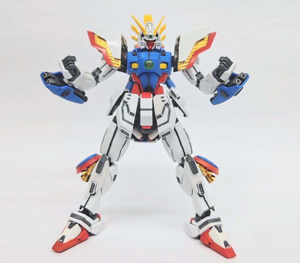 手甲裏がグレーでスーパーモードゴールド版も作りたかったけどちょっと間に合わなかった 手甲裏は簡単ですがプラ板、プラ棒、真ちゅうパイプなどで作り替えました やはり肩アーマーが上がるとボリュームアップするから極太モモは正解だった気がします シャイニングガンダムってプラモやトイ、恐らく当時のアニメ作画もだと思うけどバランス取りにくいデザインだと思う スーパーモードの時カッコ良く見せるかノーマル時で見せるのか? 顔のフェイスカバーなんてモロだよね