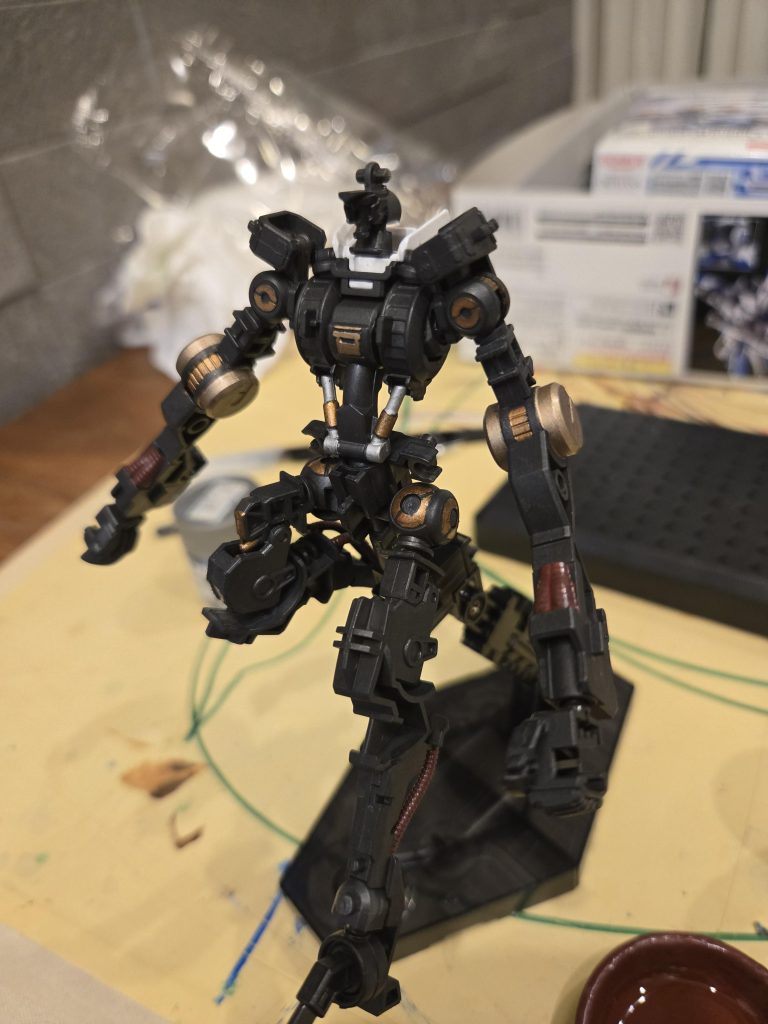 HGでもガンダムフレームから組めるのが楽しいですね。一部塗り分けして艶消ししました。