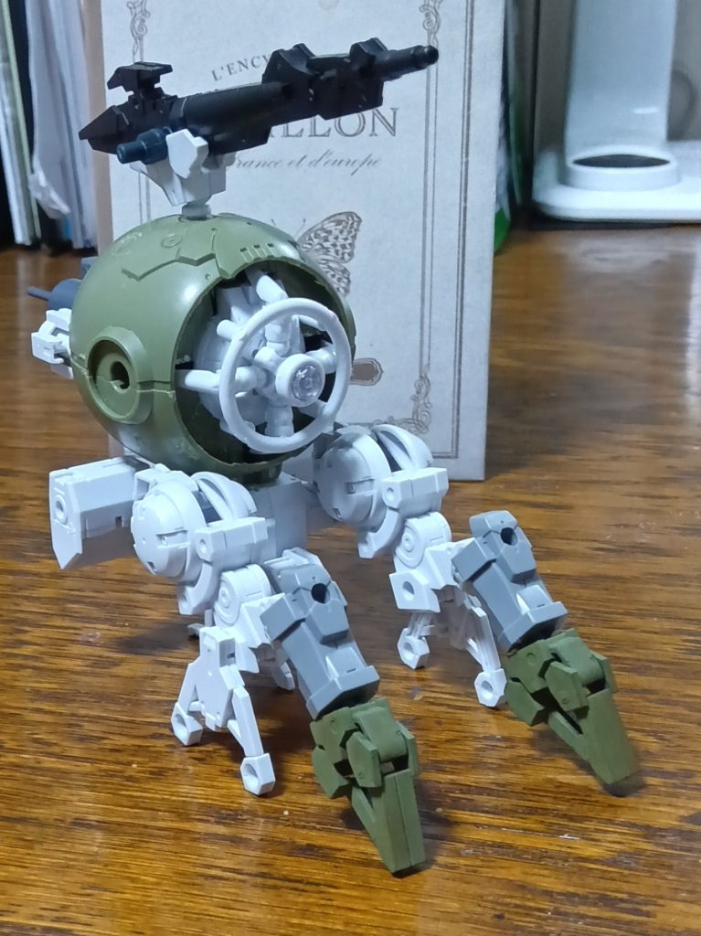 制作途中。胴体はエグザビークルの装甲突撃メカ、アームユニットはポルタノヴァ宇宙仕様から流用。胴体正面はそのままだと空っぽなので、ロイロイで無理やり埋めました。