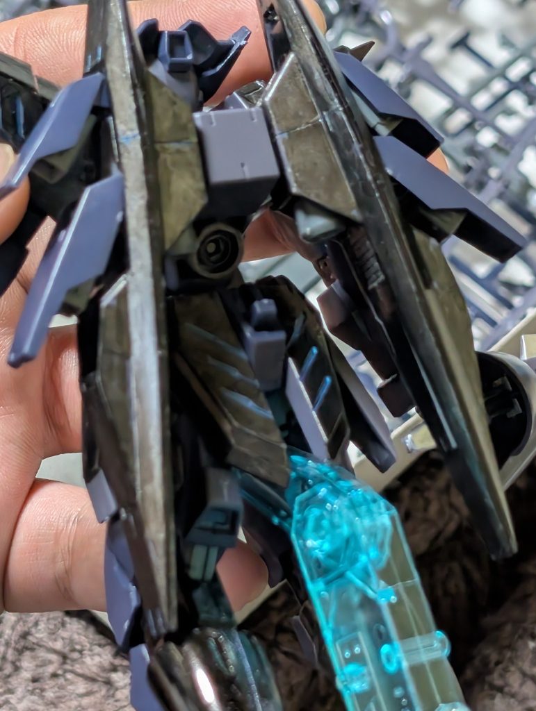 今回は塗装してから筋彫りをしました。バックパックとのみ