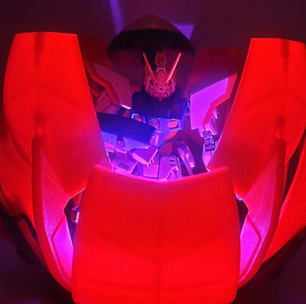 「で..出やがったな...」、ネロスガンダムのファイター、ミケロがつぶやきます。Vガンダム終了後に始まったGガンダムですが第1話は度肝抜かれましたね💦ライフルもシールドも持たず、呼び声に合わせて蓮の花からガンダムが起動する?に宇宙世紀育ちの世代はあんぐりだったはず。でもガンダムってだけで直ぐ面白くなってきましたね。これを再現したくて半年頑張ったようなもんです。次回はバトルモードでアクションをお見せできればと思っています😊