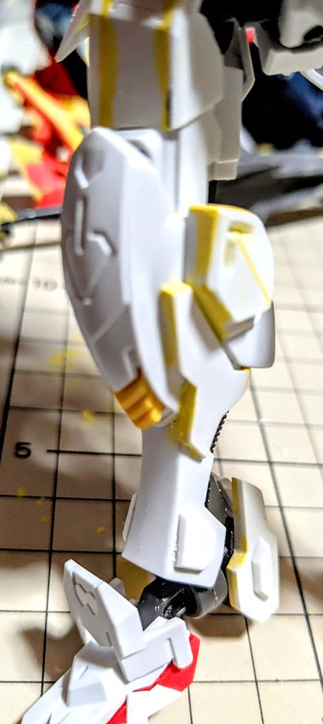 個人的に、細く貧弱に感じたので、プラ板、ポリパテでボリュームUP。