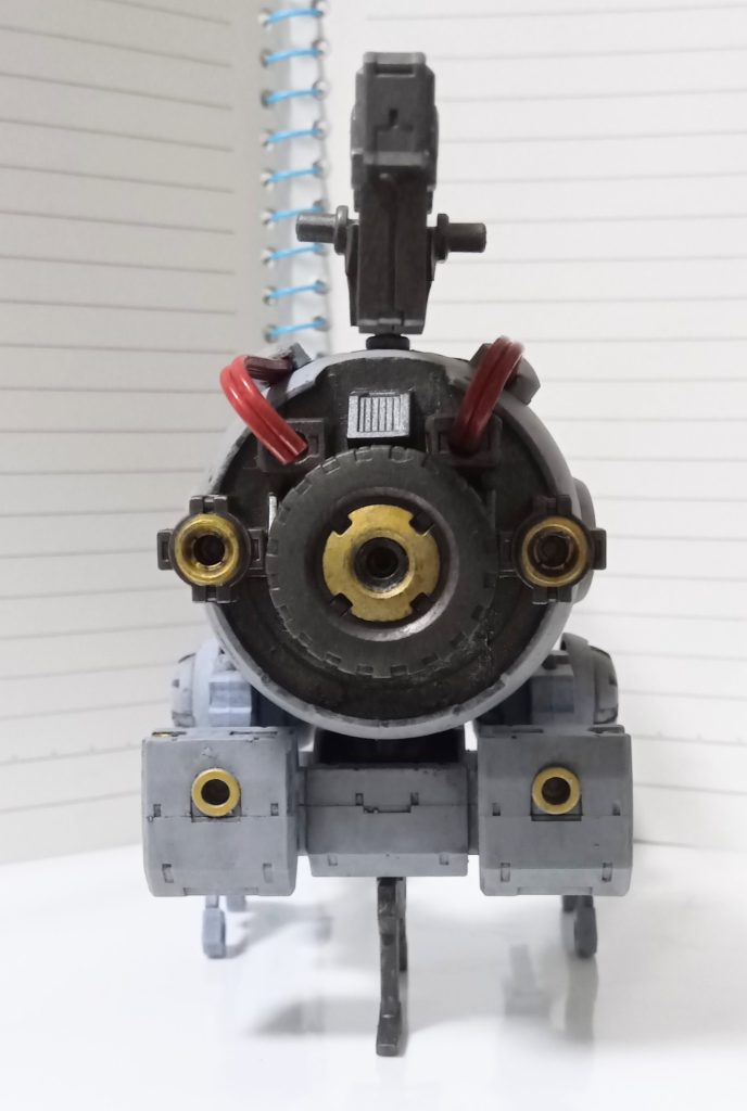 背面から。スラスターは金色にしてみました。本体は自作のグレーに青を適当に混ぜて塗装。胴体や武装はガンメタルで塗装してます。またダークブラウンでスミ入れと汚しも行いました。