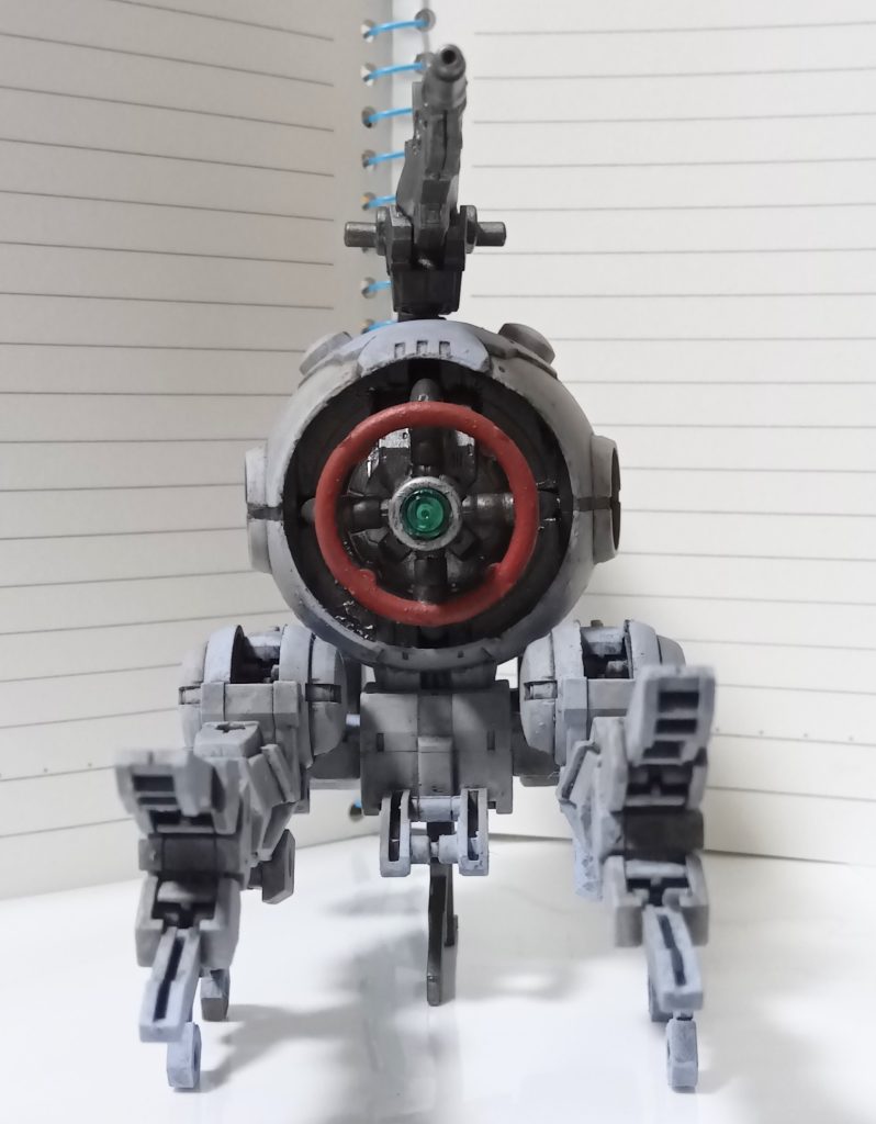 正面から。赤いリング状のパーツはランナーから切り出しました。