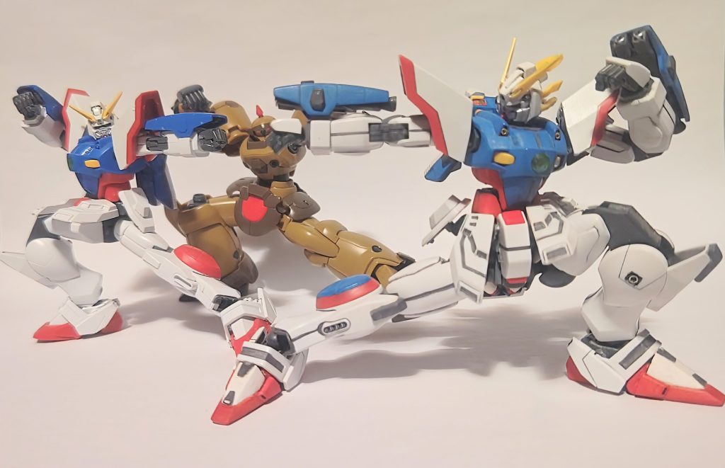 ちょっと意地悪くRGシャイニングの商品画像にあった構え。できますよ🎵 しかも足裏を地面にべったりくっつけて。友達のデスアーミーも駆けつけて素組君と気合いの入った応援📣(笑) 素組君、比較の為ちょっと楽しい存在になってますが十分動きますね💦 フロントスカートの軸分割して股関節のT時のパーツを少し加工して逆さに取付るだけで足も延びるので更にカッコ良くなります。そもそも出来が良いんですよ。