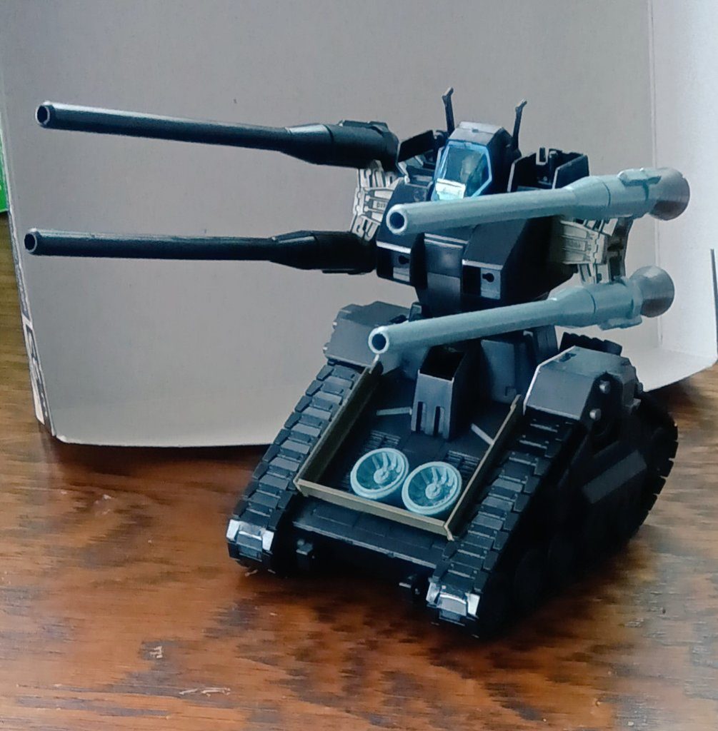 土嚢はまだ装備していません。無反動砲はシャーマン戦車のサスペンションに接着して支えています。