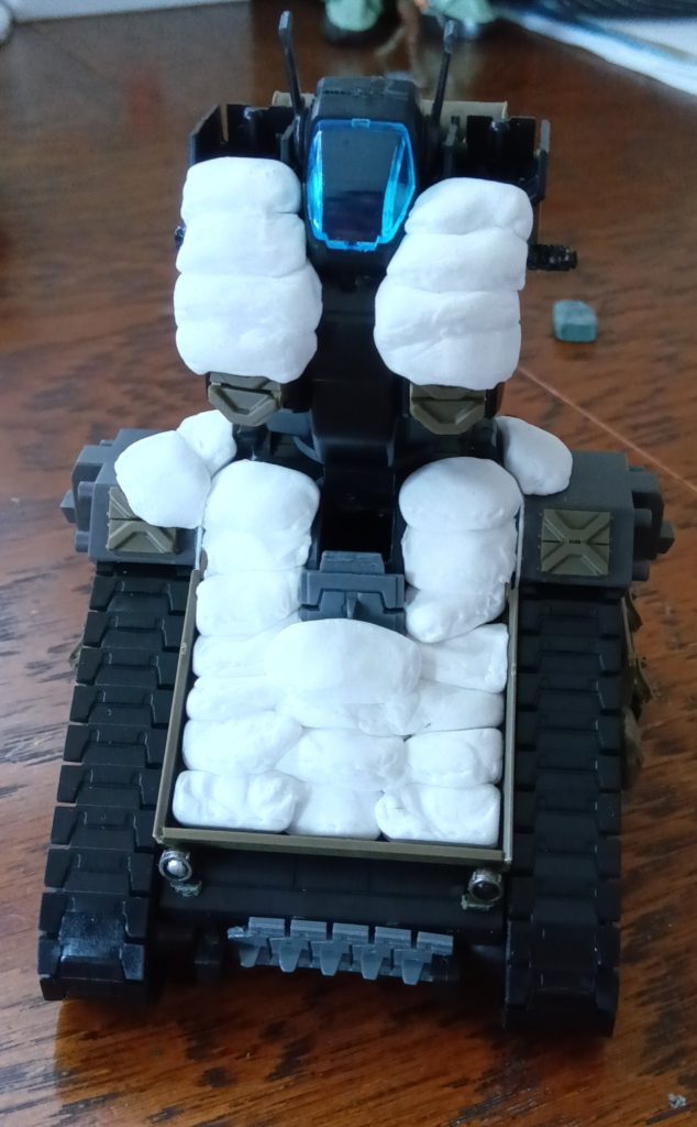 土嚢を積んでみたところ。土嚢は紙粘土で製作しました。あんまり土嚢っぽい、ぽくない?