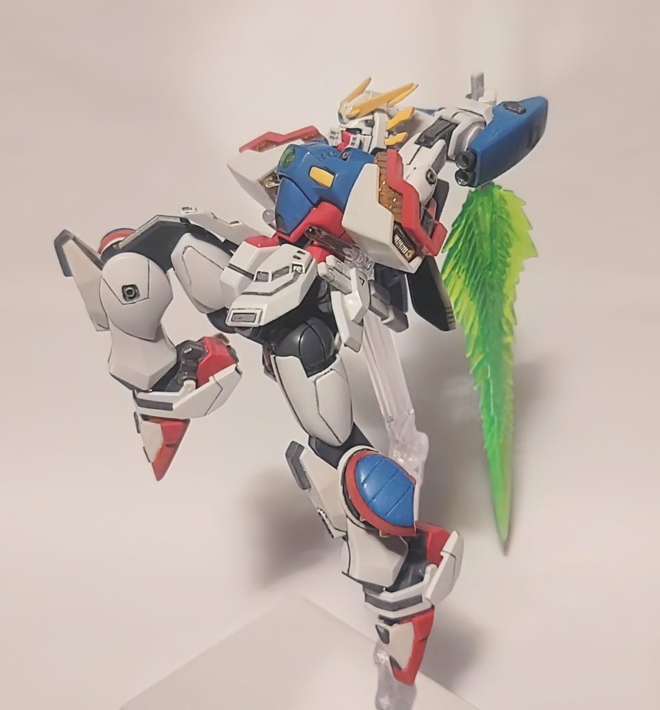 スーパーモードと言えばシャイニングフィンガーソード しかしキット付属のモノは何処かの海賊の青龍刀みたいでちとショボい そこでRGエピオンから拝借 これならカッコつくな🎵