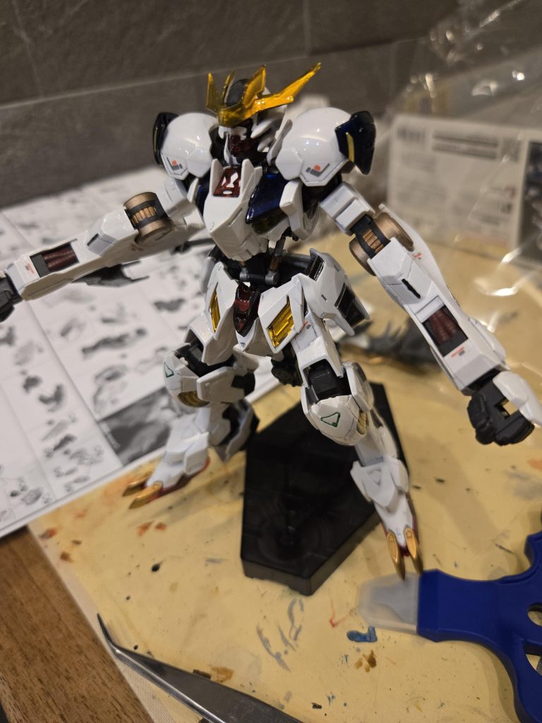 ホワイトの外装はクリアホワイトとパールホワイトを混ぜたものを全体に塗装し、上から光沢の水性トップコートを厚めに塗布。追加のモールドをスジボリ。初めてでしたが割ときれいに出来ました。分かりにくいですが股間とリアの装甲をエポキシパテで延長してます。これも初めてでちょっと苦労しました。