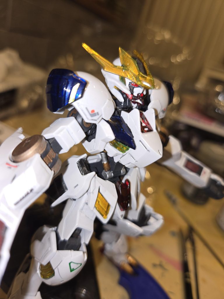 クリアパーツは裏面にメタルのカラーをパーツ色に合わせて塗装。メカニカルコアメッキ調に。クリアパーツは表面磨いてクリア塗装すると宝石みたいになるんですね。カメラアイはやはり阿頼耶識最大稼働の赤眼に。