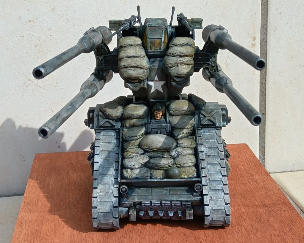 正面から。肩のキャノン砲は腕に移植して重機関銃を搭載。土嚢を車体と胴体に積んでボリュームアップ。防御力はあんまり変わらないと思います。でも安心感はある…はず。