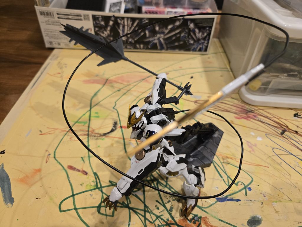 やっぱり尻尾は長くないとね笑100均のリード線を使用。芯線が太くて保持力が強くて良いですね。Youtubeでオルフェンズ最終話が配信されてるのを観てモチベが上がりました。機体はほんとカッコいい。将来、汚しとかかけてみても良いかもしれません。