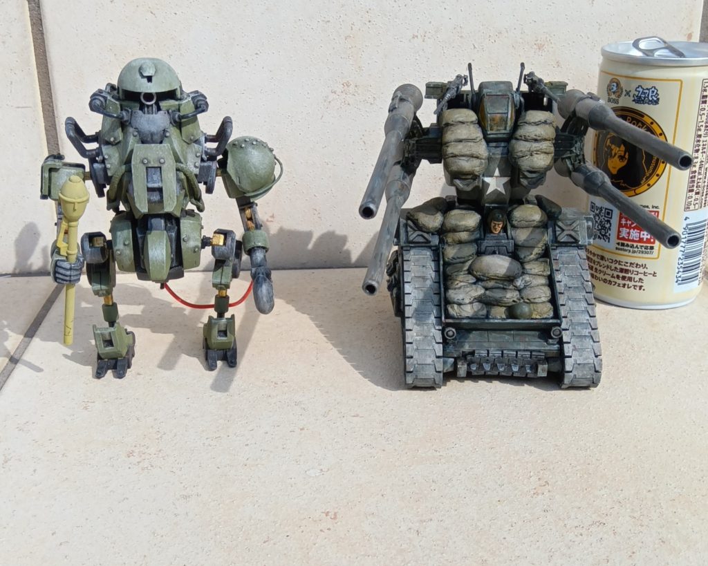 以前製作したプチ・ザクとの比較。モビルスーツの足元で歩兵と共に戦っています。