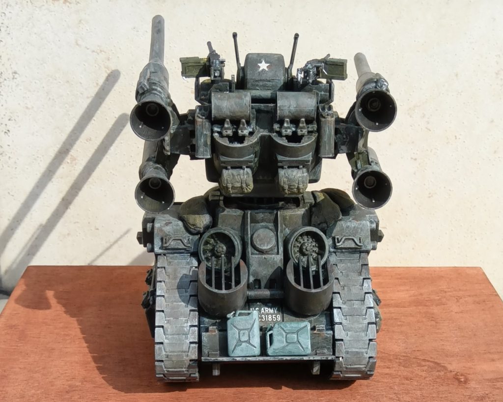 背面。背中のバックパックは車体に移動。貨物ラックも搭載。胴体背面にスモークを搭載。陸戦強襲型ガンタンクが搭載している爆雷をイメージ。