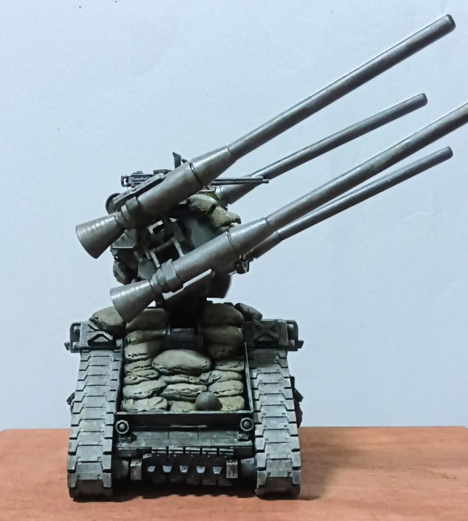 追記:全周旋回可能です。かなり分かりにくくて申し訳ないのですが、腰と上半身の間にIV号戦車の起動輪を挟み込んでいます。