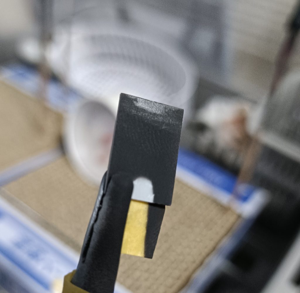 作品名：塗装反省録②<p>追記）どうやらクリア塗料のつや消し成分が強すぎたり、そもそも水性だとどうしても塗膜が弱くて、こんな感じの跡がつくらしいっす。ちゃんと調べたら情報あって泣いた…。(gundam-kao9) ヤスリ800黒サフ1500 UV […]</p>