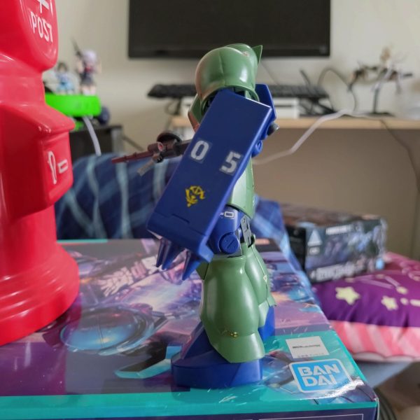 ジオラマ作りたくてそれ用の旧ザクを製作中です。デカールは百均のデカールとマスターグレード用の水転写デカールを使ってます。今後墨入れとダメージ塗装、ウェザリング風に汚れ付けてトップコート吹いてとりま完成予定です。（2枚目）