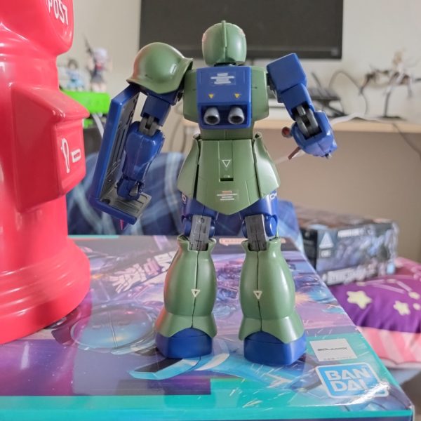 ジオラマ作りたくてそれ用の旧ザクを製作中です。デカールは百均のデカールとマスターグレード用の水転写デカールを使ってます。今後墨入れとダメージ塗装、ウェザリング風に汚れ付けてトップコート吹いてとりま完成予定です。（3枚目）