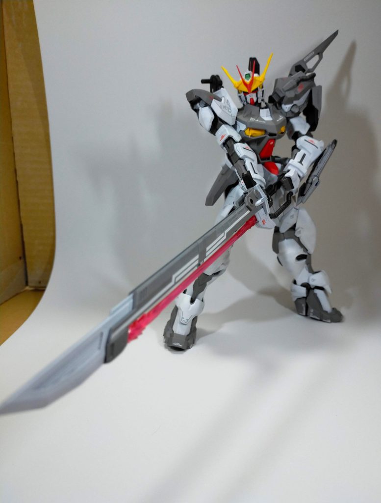 そして本機の目玉、シュベルトゲベールになります。大きすぎです。段ボールが見えてますが気にしないでください。アストレイ作中だとソードカラミティもなのですが、持ち手側の小ビームは発生してないので、おそらく意図的なものだとしてここでもつけてません。