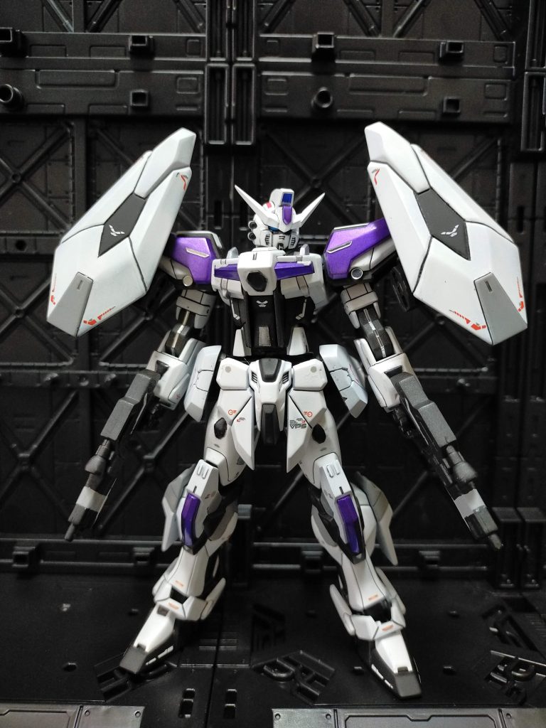 主な変更点は3つ。一つは、カラーリング変更。クリアーパーツはガッツリEXパープルにし、30MMのマテリアルを貼ってます。また、各部に配置されていた薄紫部分は黒にしてシンプルにしました。