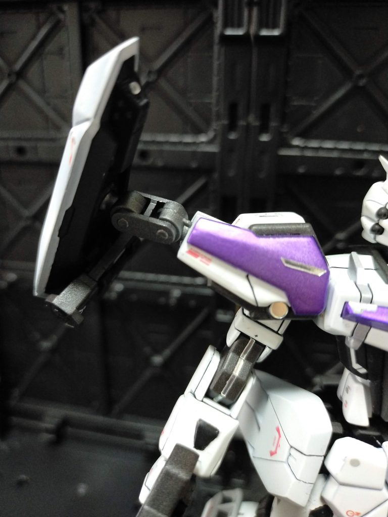 二つ目は、シールドを可動化。ジョイントを変更することでフレキシブルな可動が可能に。前に構えたり、フィンとして配置させることもできるようになりました。