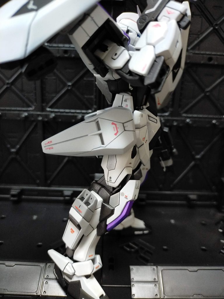 三つ目は、サイドスカートの変更。ガンヴォルヴァから奪取、前と内部が干渉しないよう調整しました。