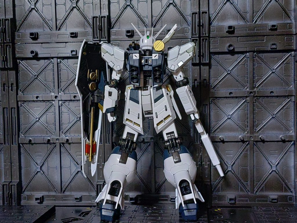 νは好物ですが、RGのオリジナルアレンジが私にはちょっと濃い味なので(特に右胸のアンテナ?らしき物)、墨入れは顔だけでサッパリな味付けを目指しました。