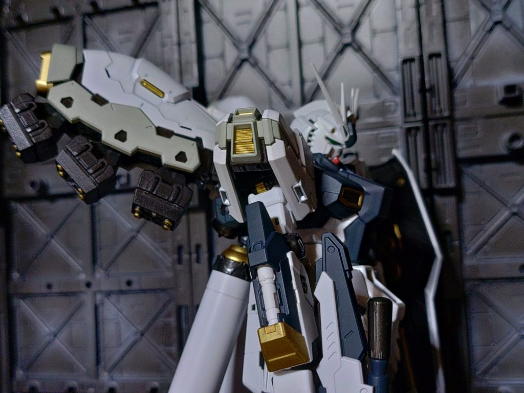 シンメトリー仕様なのでサーベルラックを右にも付けて。ファンネルポットはファンネル取り付け部にバーニア形状のものでは無くて、あえてファンネルのバーニア部を取り付け。